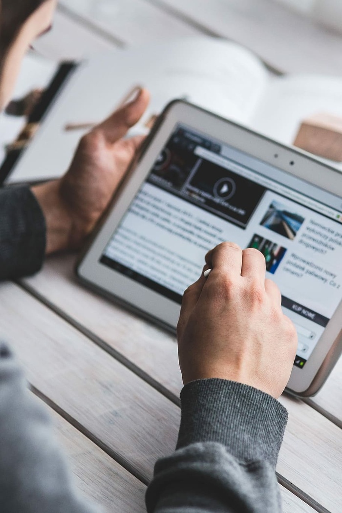 使用平板电脑的男人