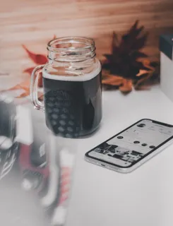 透明玻璃梅森杯的选择性聚焦摄影 透明玻璃梅森杯的选择性聚焦摄影