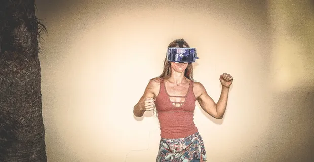 戴蓝色Vr耳机的女士 戴蓝色Vr耳机的女士