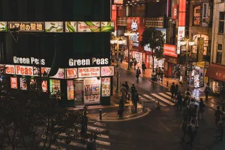 在街上行走的人