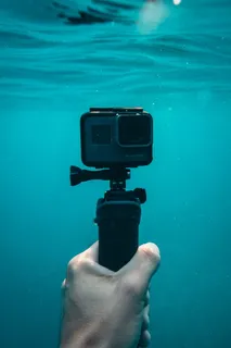 水下手持动作摄像机的人 水下手持动作摄像机的人