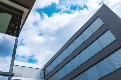 美丽的天空,办公中心上空云朵密布 美丽的天空,办公中心上空云朵密布