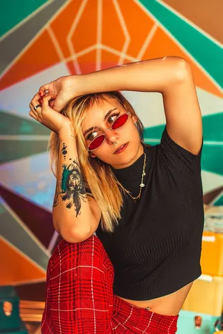 穿黑色上衣的女人