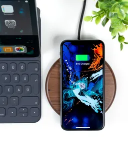 无线充电箱上的智能手机充电83%