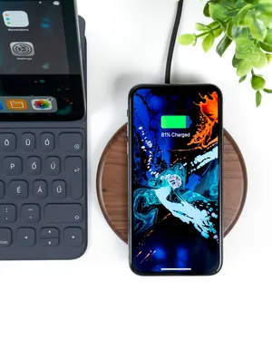 无线充电箱上的智能手机充电83%