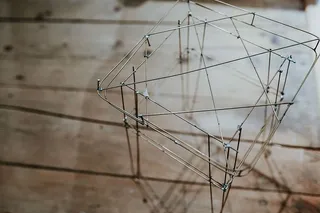 展览上的各种设计师桌椅