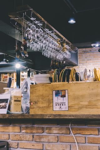 桌子上的棕色木箱