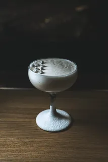 白葡萄酒杯上的白骰子 白葡萄酒杯上的白骰子