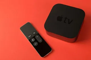 第四代Apple TV媒体播放器和触摸遥控器的俯视图