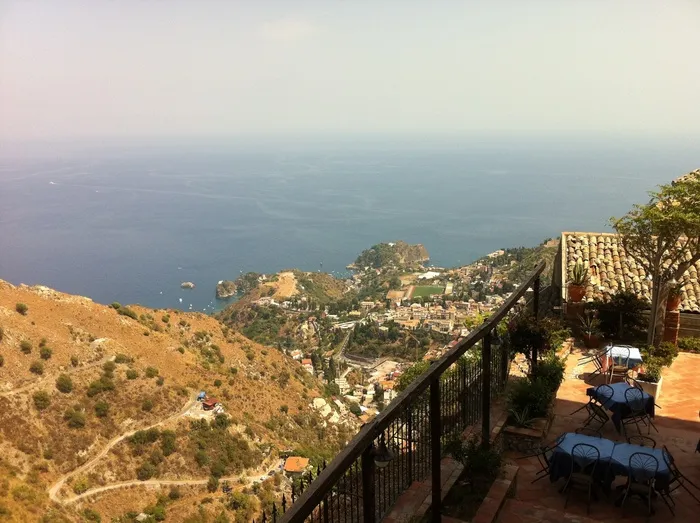 西西里岛、陶尔米纳、海洋、建筑、建筑结构、建筑外观、水、天空