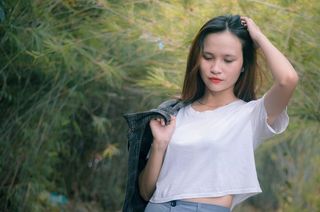 女人，拿着，头发，使用，左手，手，外套，右手