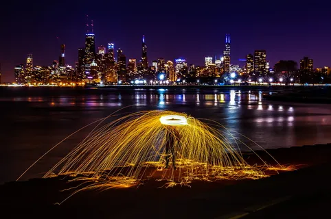 人在水体旁俯瞰城市景观的延时摄影