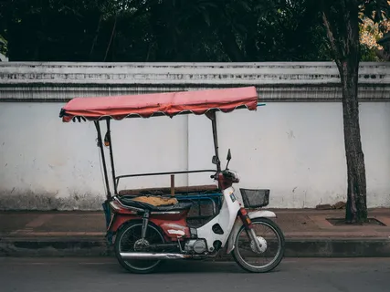 停在人行道附近的摩托车照片