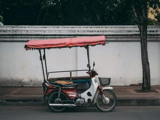 停在人行道附近的摩托车照片