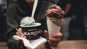 拿着两个冰淇淋的人