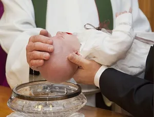 穿白色上衣的婴儿