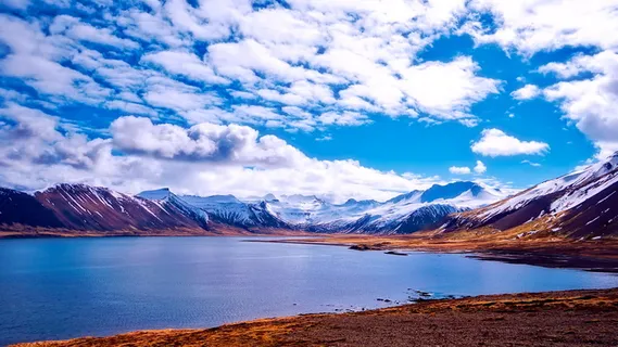 白色和棕色山脉和白色卷云 白色和棕色山脉和白色卷云