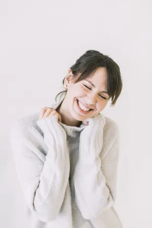 穿白色龟领毛衣的女人