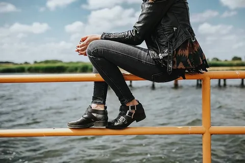 湖边一个木码头上美丽的金发女人 湖边一个木码头上美丽的金发女人