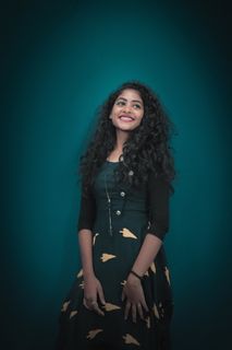 年轻女孩、印度人、拉丁裔、肖像、模特、笑脸、喜怒无常、卷发