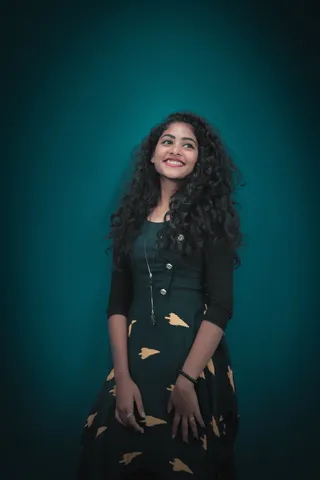 年轻女孩、印度人、拉丁裔、肖像、模特、笑脸、喜怒无常、卷发