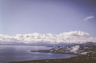 冰雪覆盖的山脉和海洋上空的云层