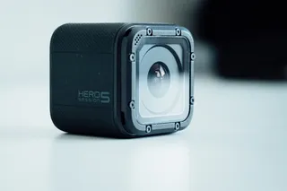 白色表面上的黑色 GoPro HERO5
