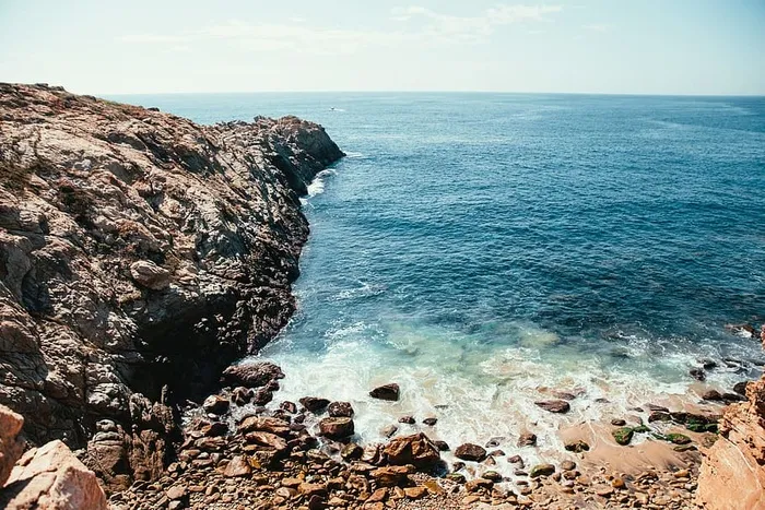 海浪在阳光下撞击岩石