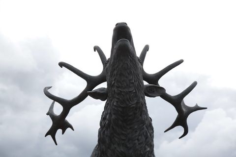 基座、雕塑、天空、云、青铜、鹿、拉脱维亚、文茨皮尔斯