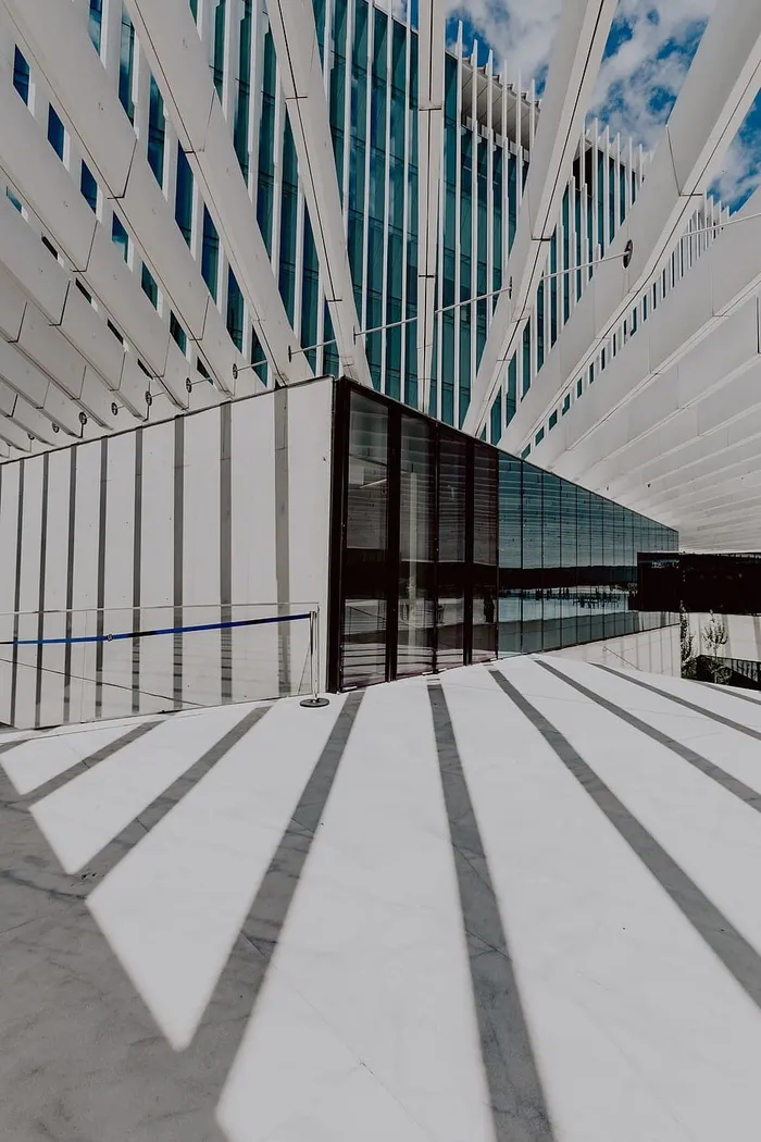 现代白色建筑，建筑师艾利斯·马泰乌斯的EDP总部，葡萄牙里斯本