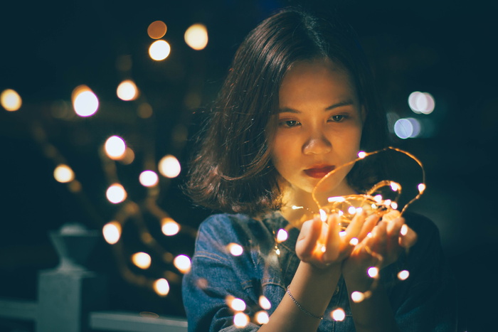 举着刺灯的女人的特写照片