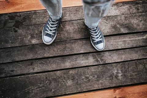 金发女人在木码头吃健康零食