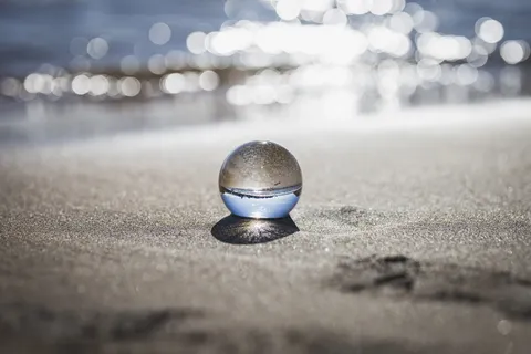 清晰的玩具大理石，反射海岸