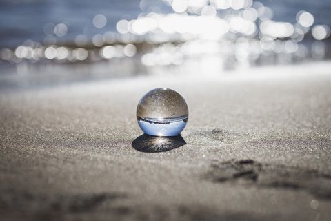清晰的玩具大理石,反射海岸 清晰的玩具大理石,反射海岸