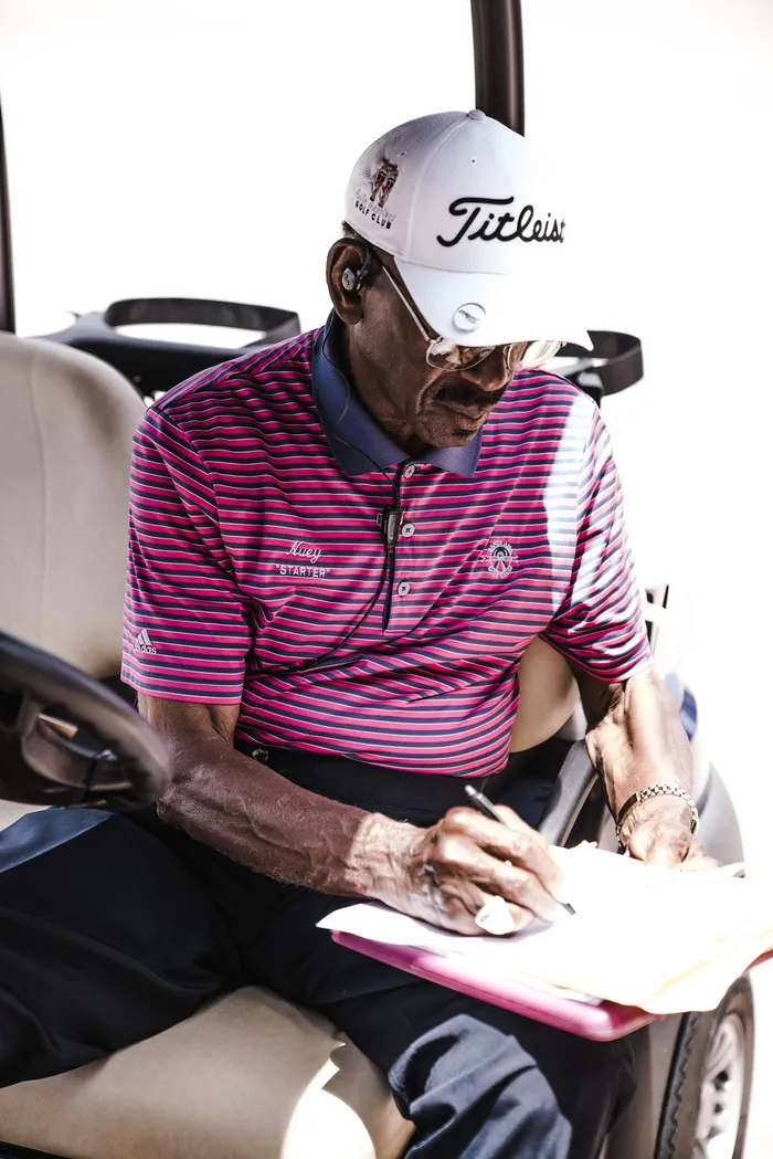 坐在纸上写字的男人