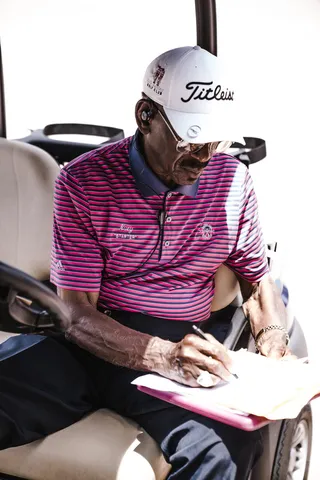 坐在纸上写字的男人