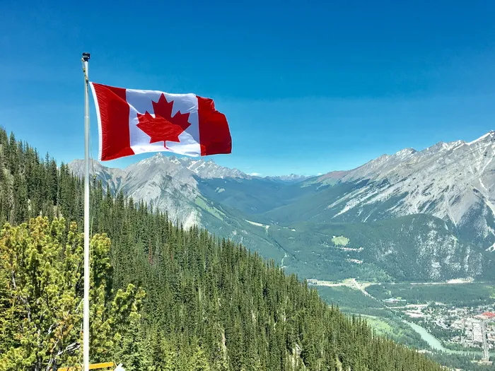 加拿大国旗和山脉景观