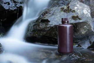 用于收集长期暴露在水中的化学品的取样容器。