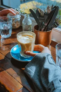 拿着透明酒杯的人 拿着透明酒杯的人