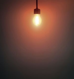 灯泡-顶部位置-带复印空间