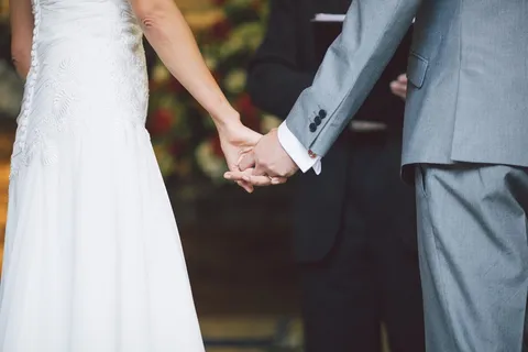 男人在一个人面前牵着女人的手 男人在一个人面前牵着女人的手
