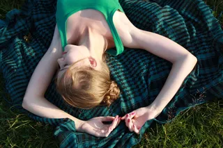 女孩, 性质, 绿色, 年轻成人, 躺下, 成人, 仅一名女性, 仅一名年轻女性