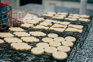 黑色钢托盘上的各式糕点