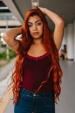 拿着头发的女人