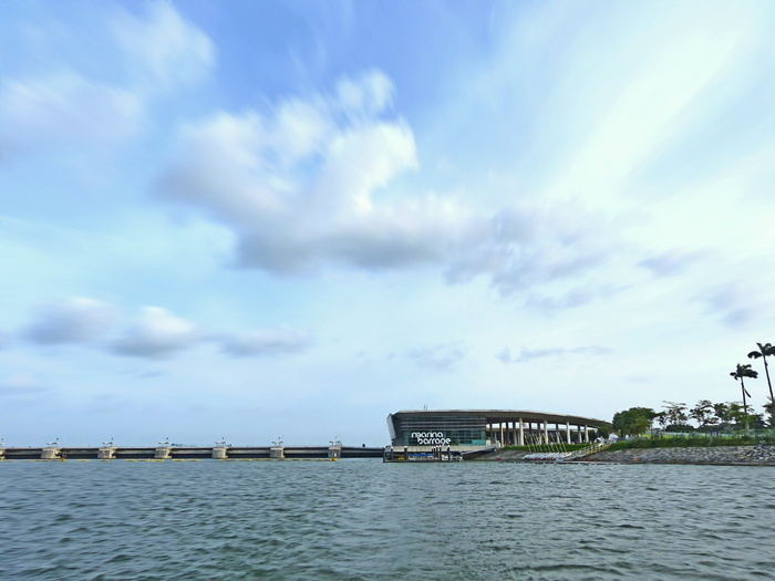 新加坡，码头拦河坝，新加坡地标，新加坡河，蓝天，水，波浪，倒影