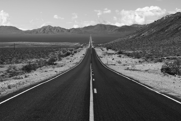 道路灰度照片