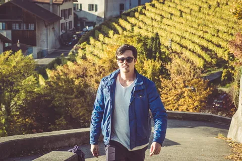 身穿蓝色夹克的男子照片