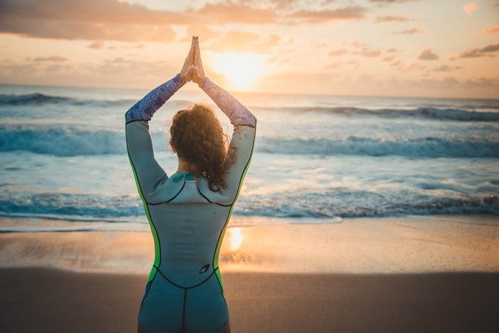 在岸上穿着泳衣的女人