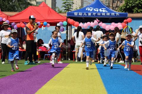 孩子,游戏,亲子关系,阳光,笑声,微笑,运动,跑步 孩子,游戏,亲子关系,阳光,笑声,微笑,运动,跑步