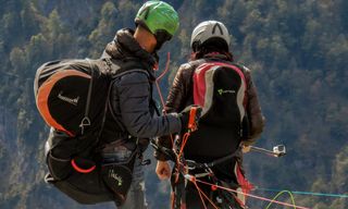 二、人，穿着，五颜六色背包，滑翔伞，渴望，飞翔，伙伴